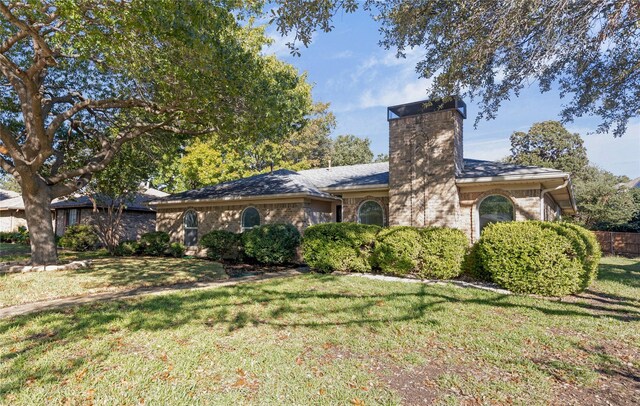 view of front facade with a front yard