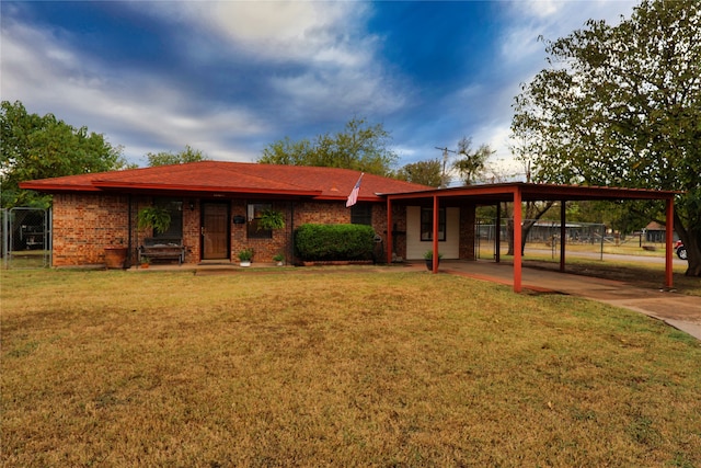 view of front of property featuring a front lawn and a carport