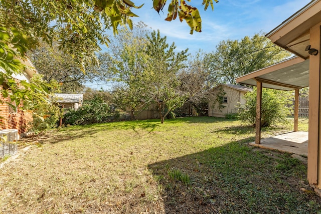 view of yard with an outbuilding