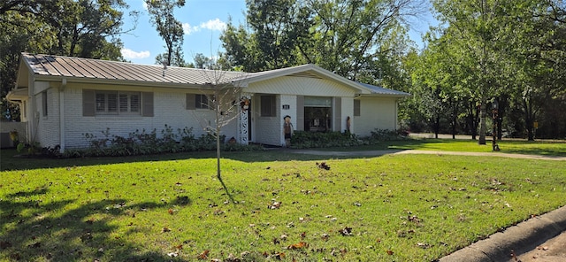 single story home featuring a front lawn