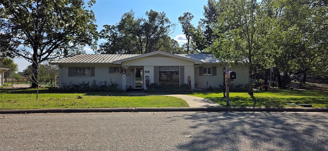 single story home featuring a front yard