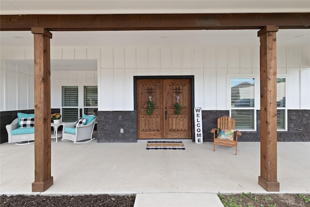 entrance to property featuring covered porch