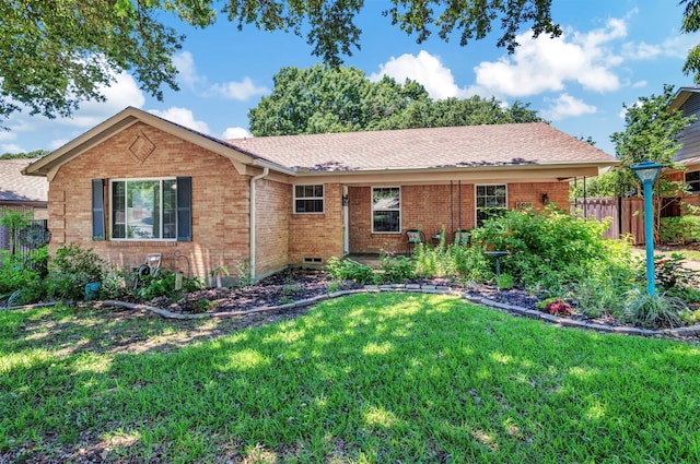 ranch-style home featuring a front lawn