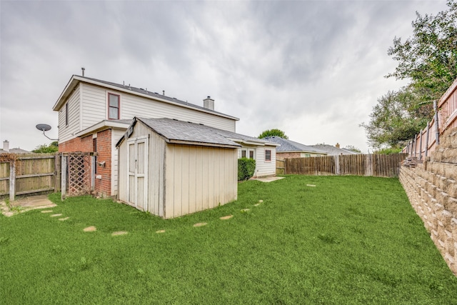 view of yard featuring a storage shed