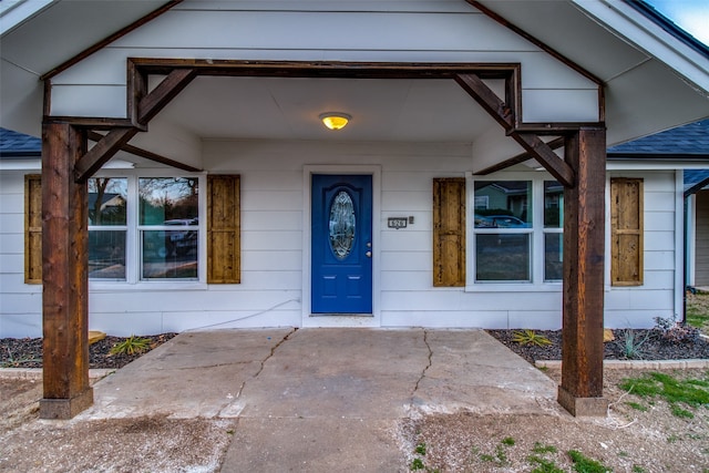 property entrance featuring a porch