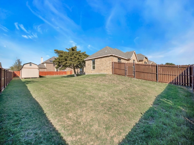 view of yard featuring a shed