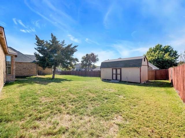 view of yard featuring a shed