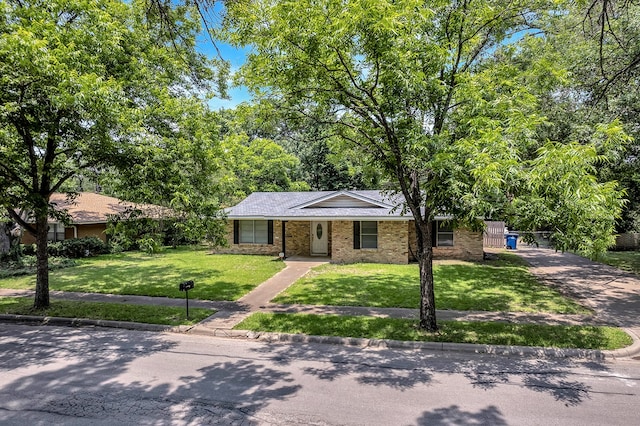 ranch-style house featuring a front yard