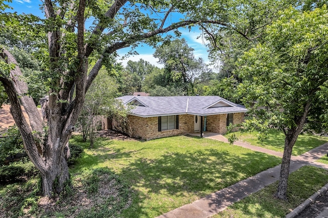 ranch-style house featuring a front yard