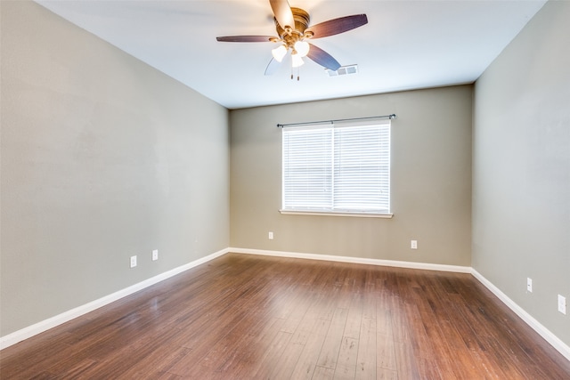 unfurnished room with dark wood-type flooring and ceiling fan