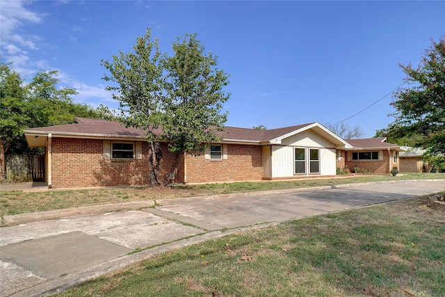 single story home with a front yard