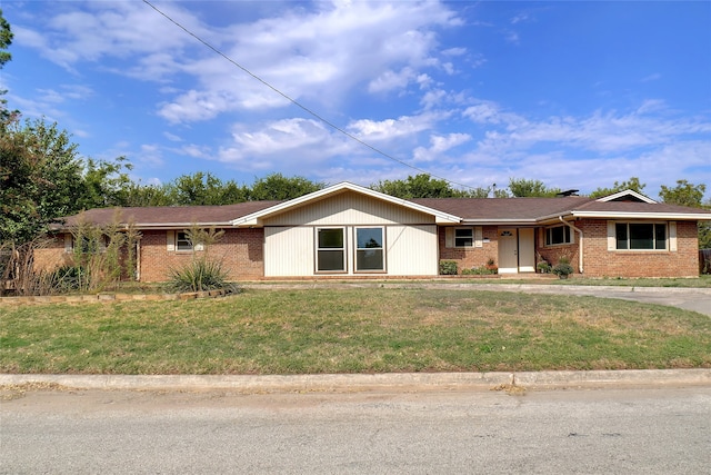 ranch-style house featuring a front yard