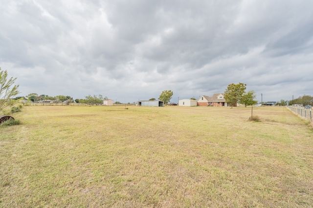 view of yard featuring a rural view