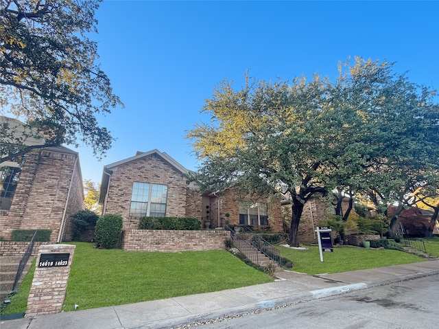 view of front of house featuring a front lawn