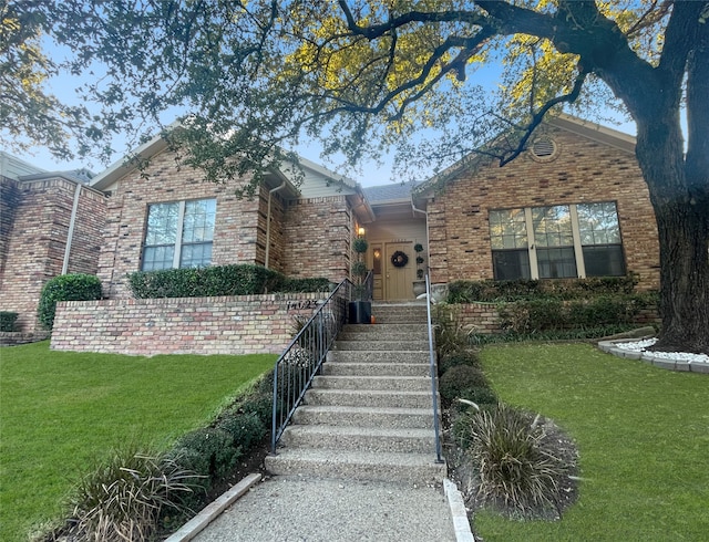 view of front facade with a front yard