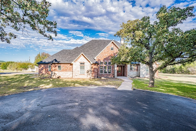 view of front of home with a front lawn