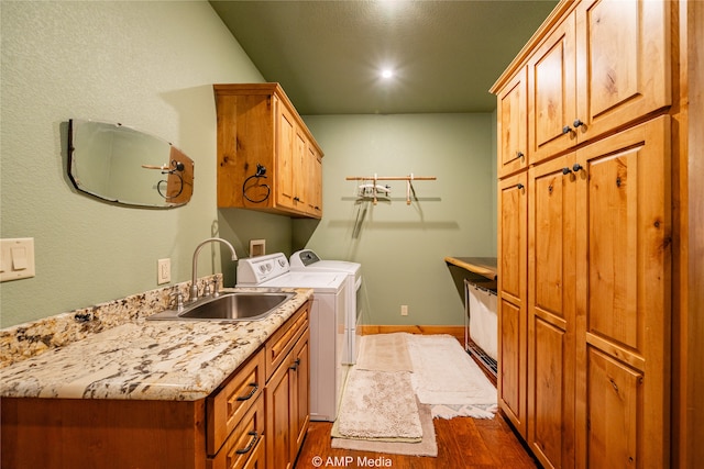 washroom featuring cabinets, dark hardwood / wood-style floors, sink, and independent washer and dryer