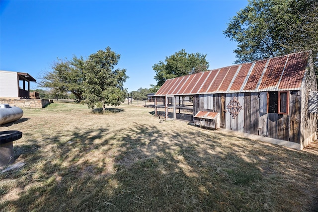 view of yard with an outbuilding