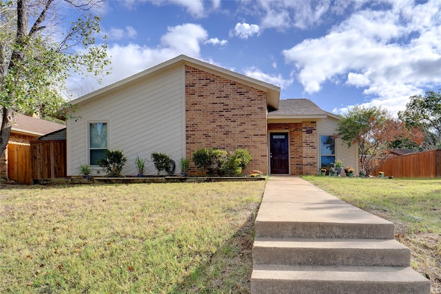 view of front of house featuring a front lawn