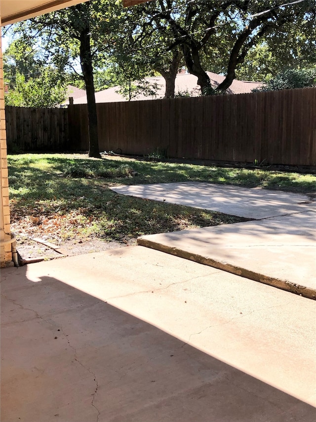 view of yard featuring a patio area