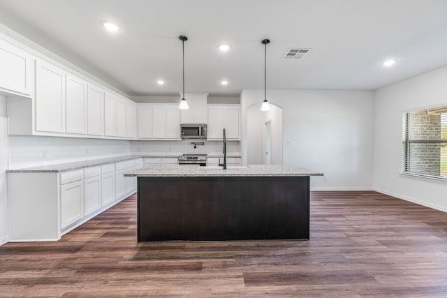 kitchen featuring baseboards, stainless steel appliances, visible vents, and a sink