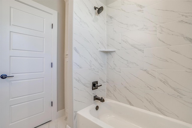 bathroom featuring tiled shower / bath