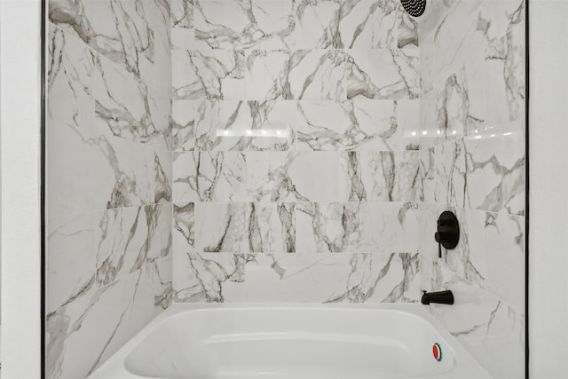 bathroom with tiled shower / bath combo