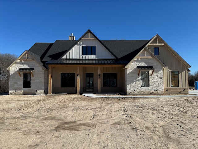 view of modern farmhouse style home