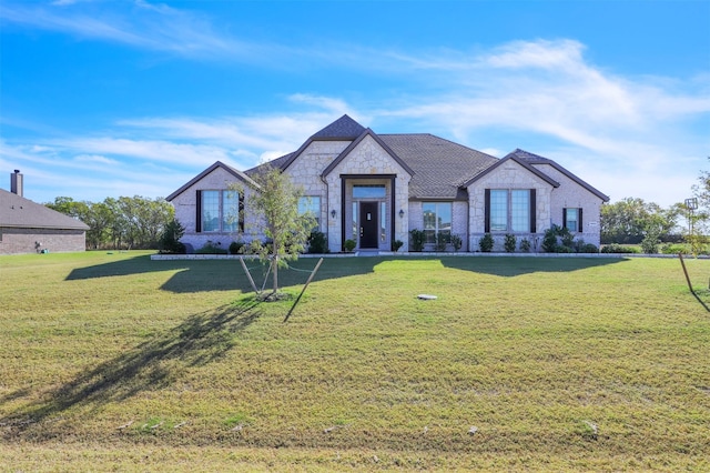 view of front of home featuring a front yard