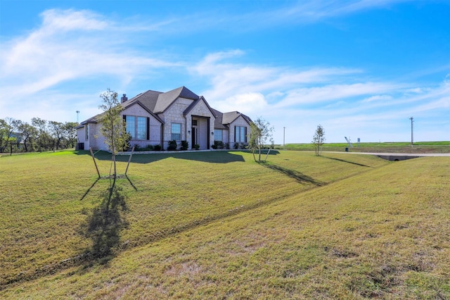 view of front facade featuring a front lawn