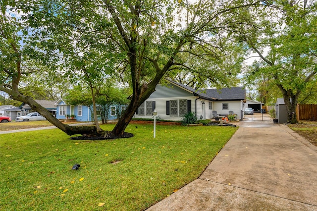 view of front of property featuring a front lawn