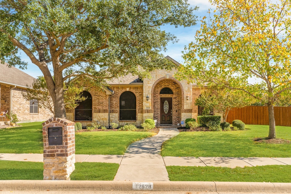 view of front of property with a front lawn