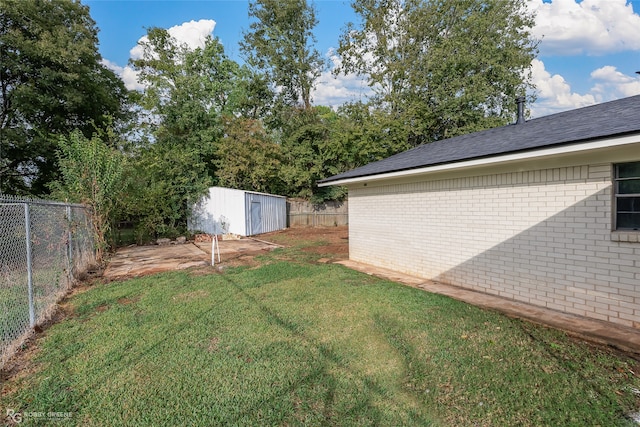 view of yard featuring a storage shed