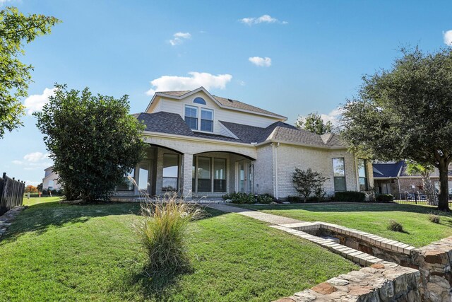 view of front facade featuring covered porch and a front lawn