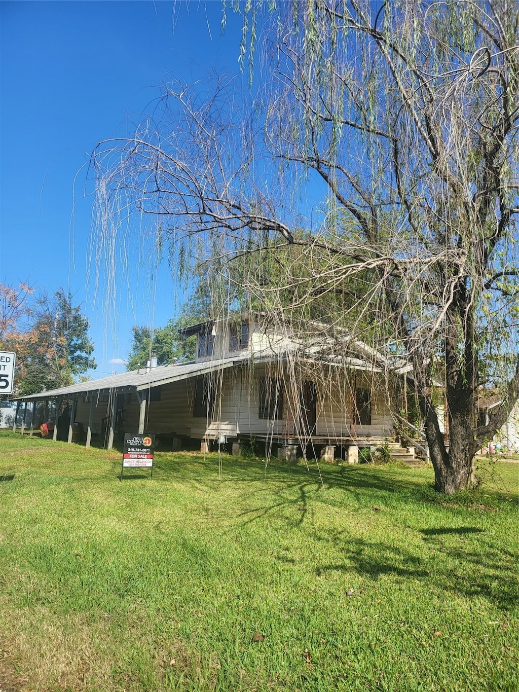 view of front facade with a front lawn