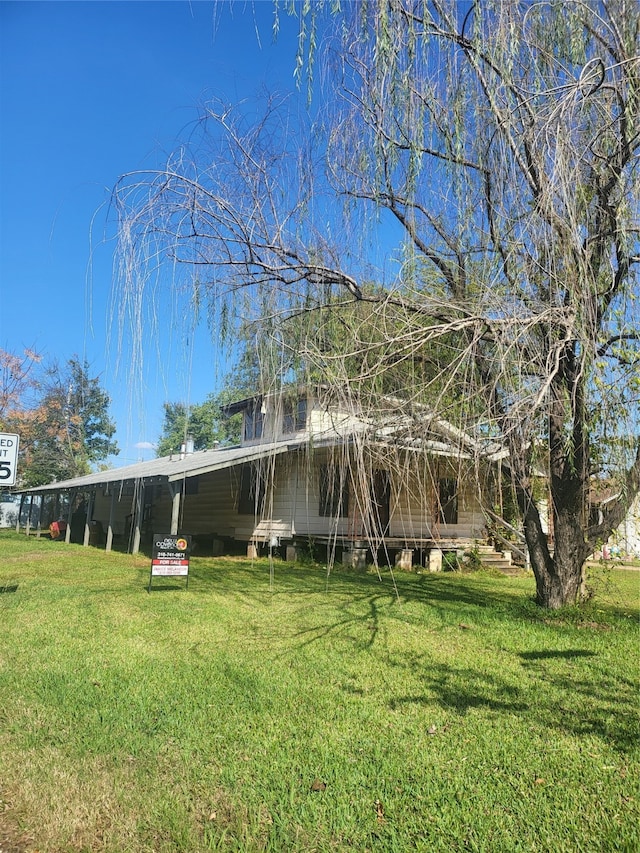 view of front facade with a front lawn