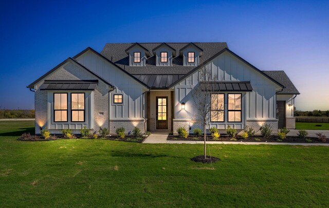 view of front of home featuring a front yard