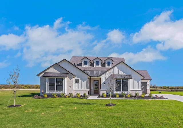 view of front of home featuring a front yard