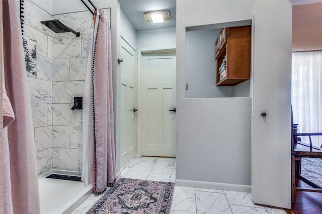 bathroom featuring a shower with shower curtain