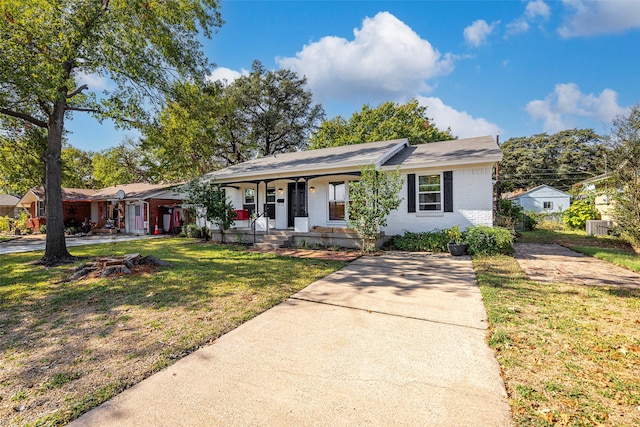 ranch-style house featuring a front lawn and covered porch