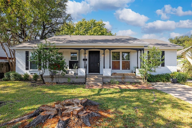 view of front of property featuring a front lawn and covered porch