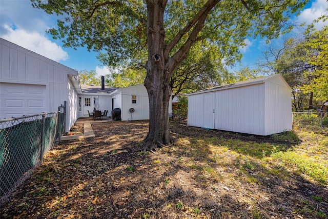 view of yard featuring a storage shed