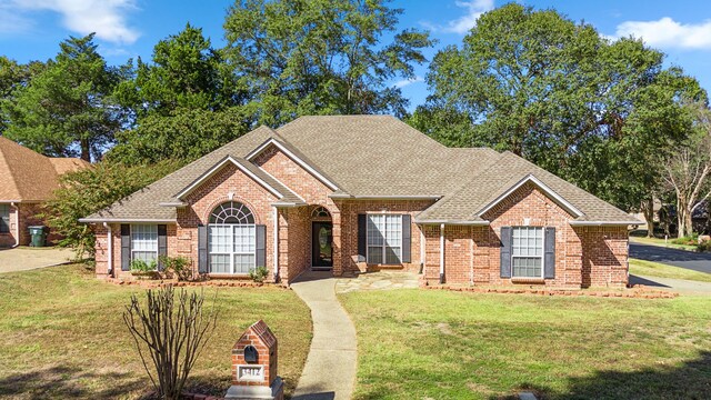 view of front of property featuring a front yard