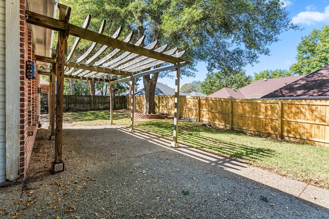 view of yard featuring a pergola