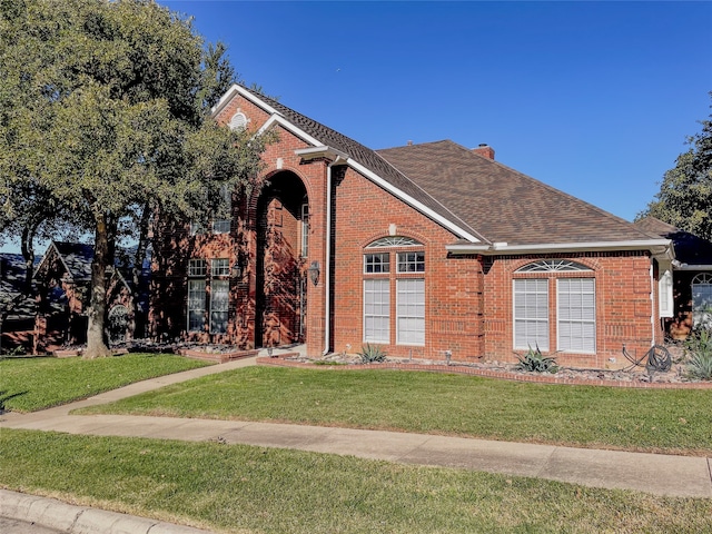 view of front facade with a front lawn