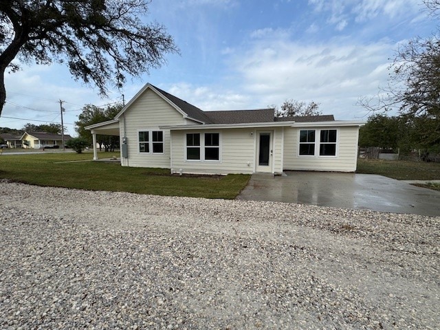 single story home featuring a front lawn