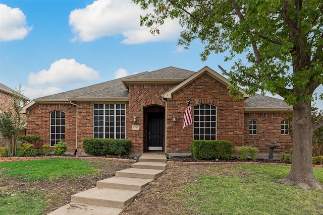 view of front facade featuring a front yard