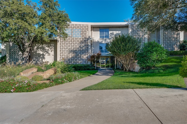 exterior space featuring a yard