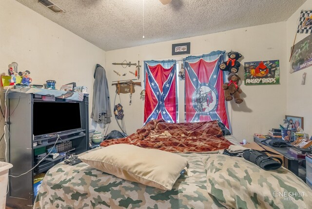 bedroom featuring ceiling fan and a textured ceiling