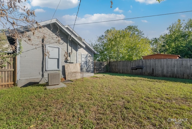 view of yard featuring central AC unit